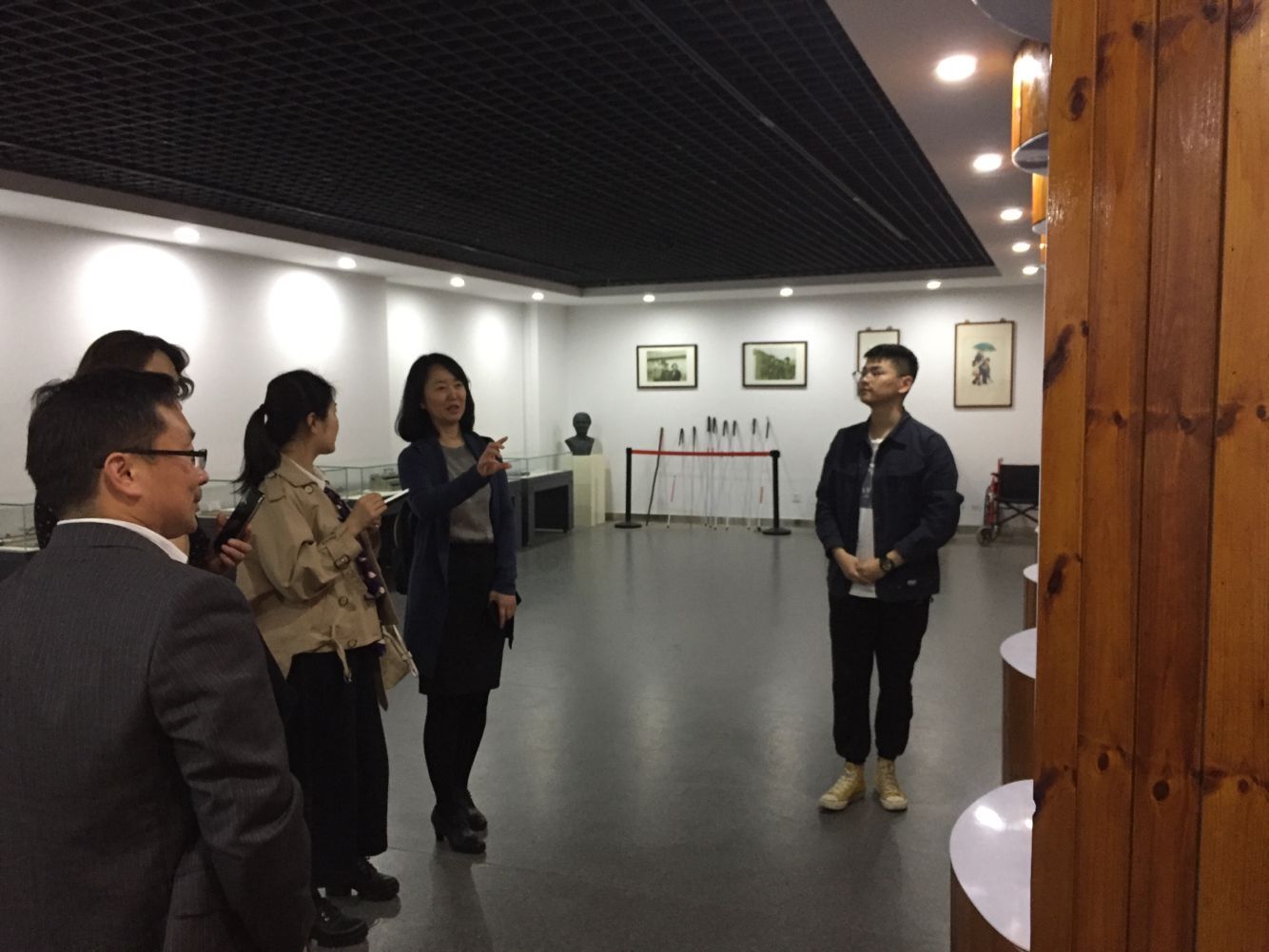 本次参观由学生讲解员负责接待讲解.